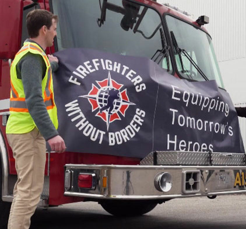 Le Groupe De Chaîne D’Approvisionnement Metro et Pompiers sans frontières collaborent pour transporter du matériel d’incendie nécessaire à Sainte-Lucie et faire une différence dans notre monde.